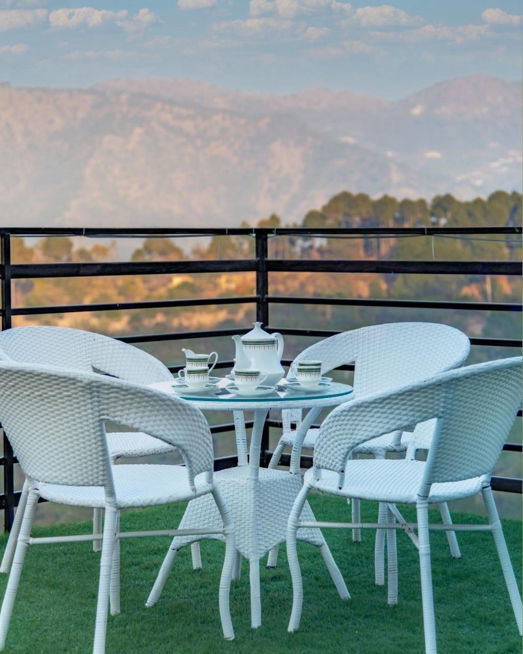 Mystic Kasauli I Pvt Balcony I Peacefull Area I Serviced Apt I By Exotic Stays ภายนอก รูปภาพ